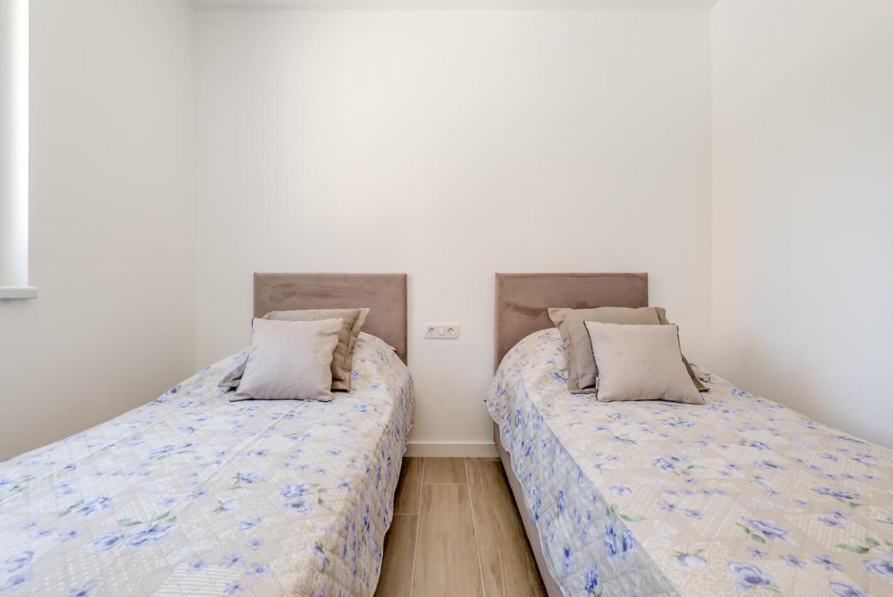 New, Private Heated Swimming Pool, Free Parking, Trogir Centar Apartment Екстериор снимка