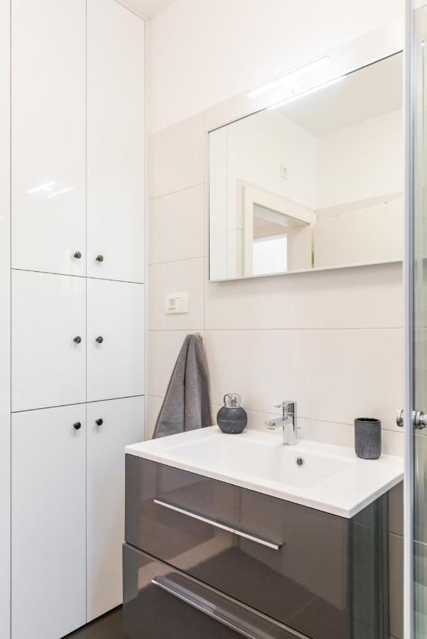 New, Private Heated Swimming Pool, Free Parking, Trogir Centar Apartment Екстериор снимка