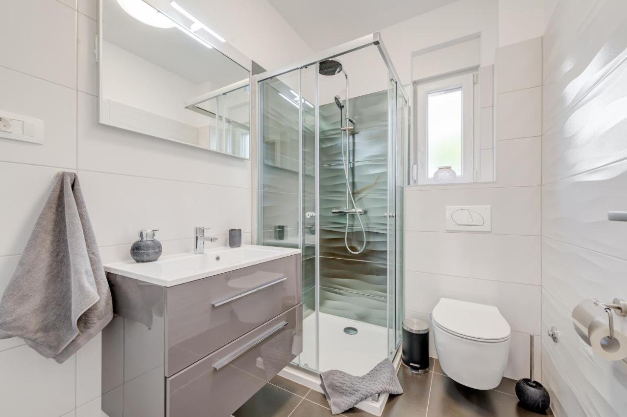 New, Private Heated Swimming Pool, Free Parking, Trogir Centar Apartment Екстериор снимка